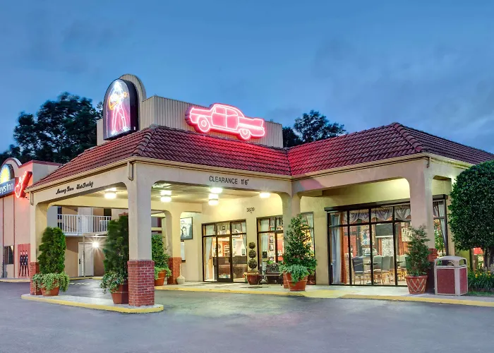 Family Friendly Hotels Days Inn By Wyndham Memphis At Graceland